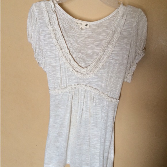 Small top with scoop neck and tie in back