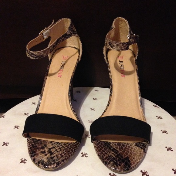 🎉HOST PICK🎉🔶New Snake skin small wedge sandal🔶