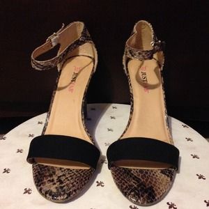 🎉HOST PICK🎉🔶New Snake skin small wedge sandal🔶