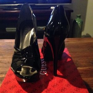 REDUCED 🌟Black patent leather GUESS pumps