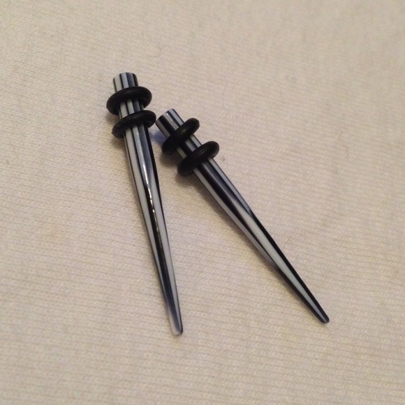 Black and white 8g tapers