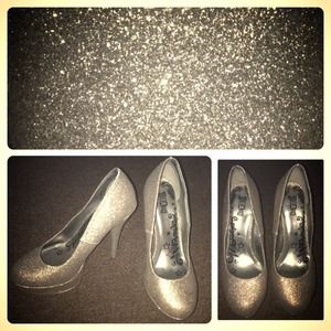 Sparkling gold heels!