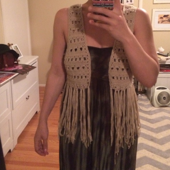 Beige crochet fringed vest - Picture 2 of 4