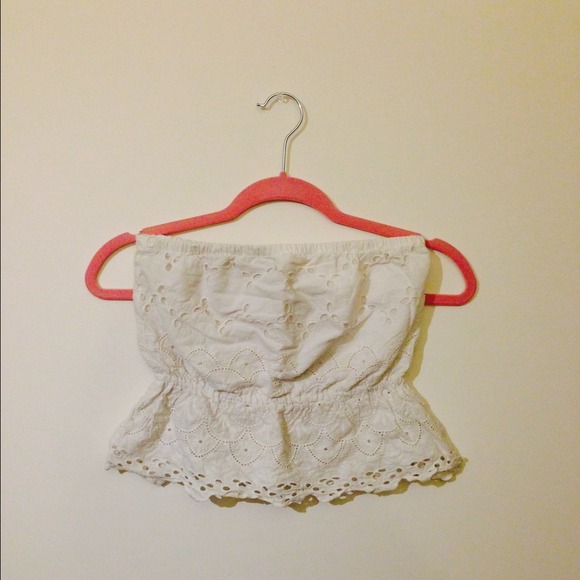 ️⬇️REDUCED⬇️ Eyelet Laced Crop Top