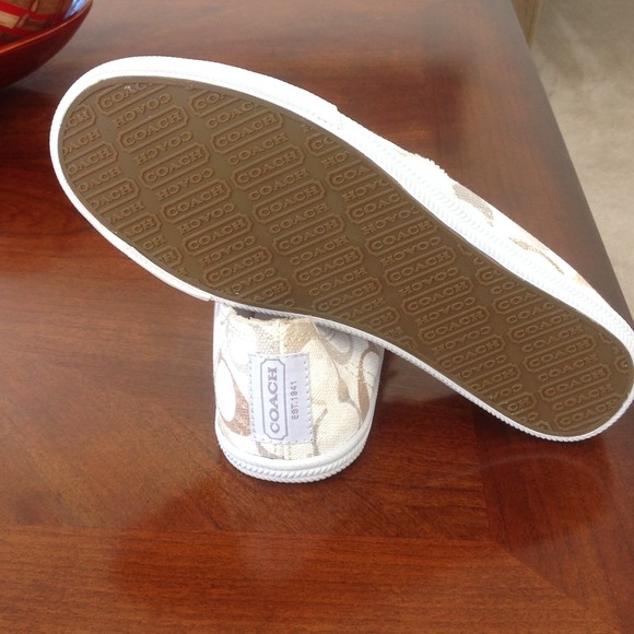 ❤️SOLD❤️Signature Coach snickers - Picture 2 of 3