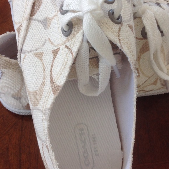 ❤️SOLD❤️Signature Coach snickers - Picture 3 of 3