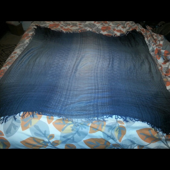 Authentic GUCCI OVERSIZED Scarf/shawl - Picture 2 of 4