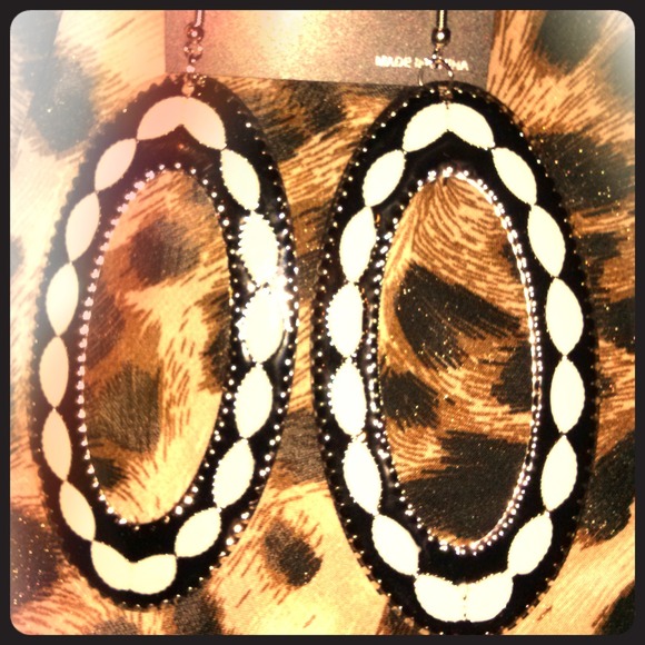 TRIBAL Sexy earrings black and white.