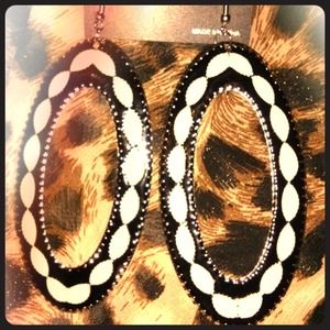 TRIBAL Sexy earrings black and white.
