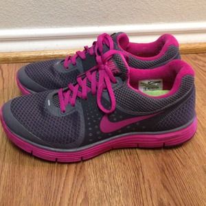 💥HOLDNike Lunarglide running shoes