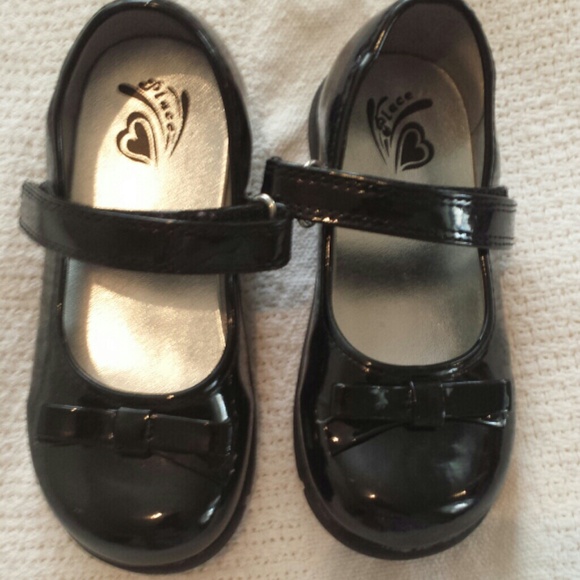 🚫 SOLD IN BUNDLE 🚫 Toddler shoes