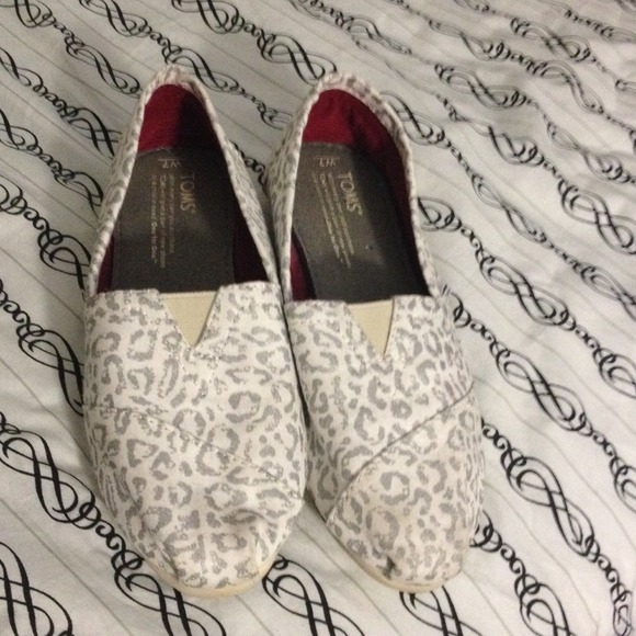 Size seven light silver cheetah print on white.