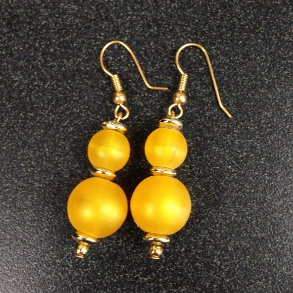 💐Vintage Pearlescent Yellow Beaded Earrings