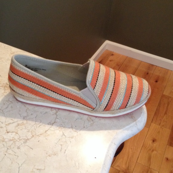 Sports shoes