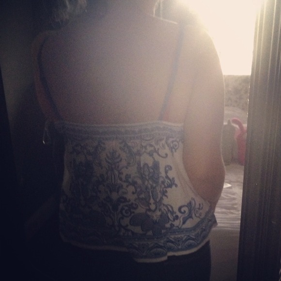❌SOLD❌ Blue Printed Cropped Tank - Picture 2 of 3