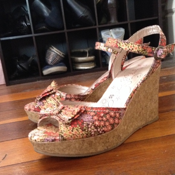 Size 9 wedge sandals