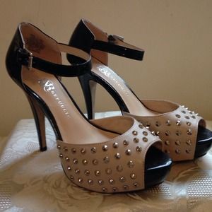 Rock & Republic black & tan studded heels