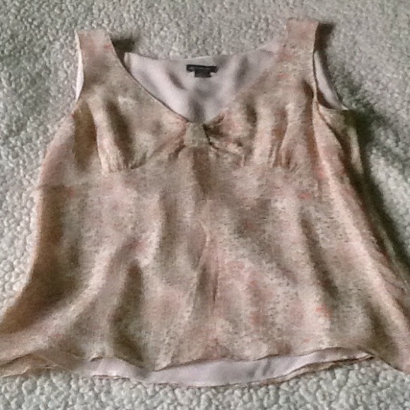 Beautiful Ann Taylor 100% silk top floral