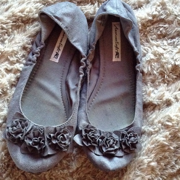 ❌SOLD❌ Gray rose flats.🌹🌹