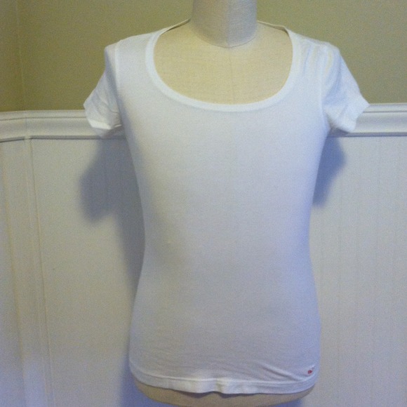 Vineyard Vines NWOT white scoop neck Tshirt