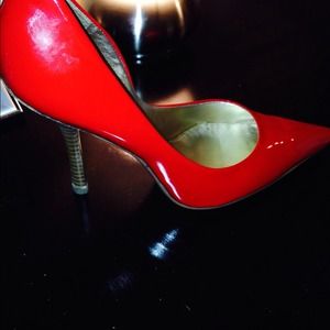 Guess pumps