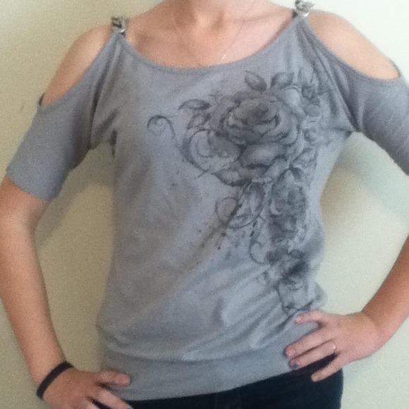 Shoulder cut out rose design tee