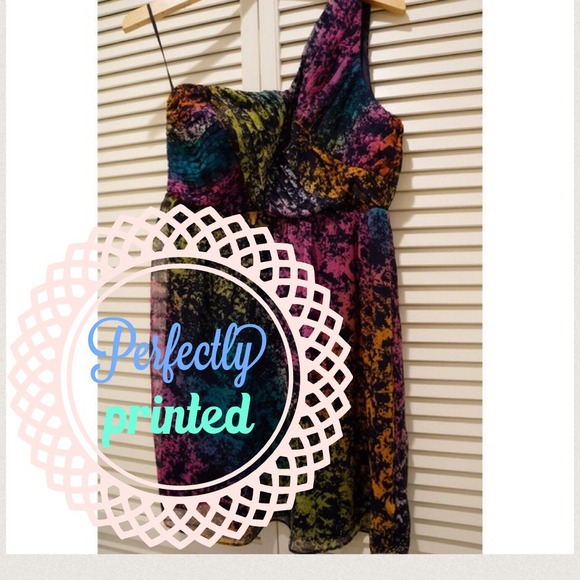 DONATED Colorful printed semi-formal dress!