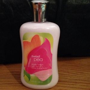 Sweet pea bath and body works body lotion🅰