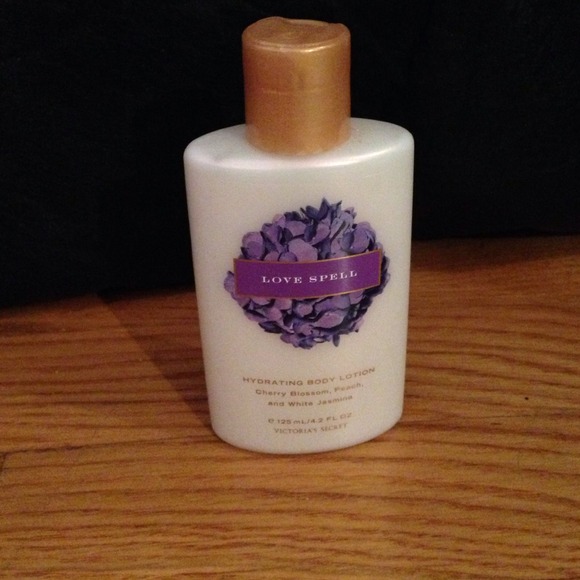 Victoria secret love spell body lotion🅰