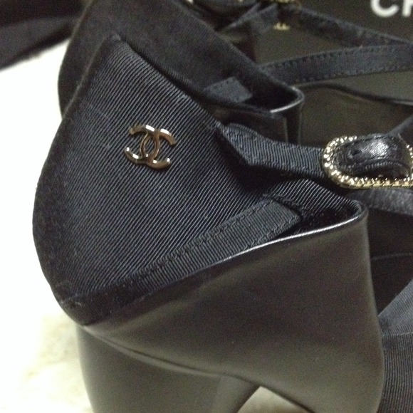 SOLD Chanel 09A runway heels - Picture 2 of 4