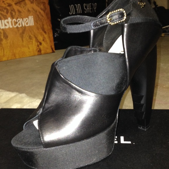 SOLD Chanel 09A runway heels - Picture 4 of 4