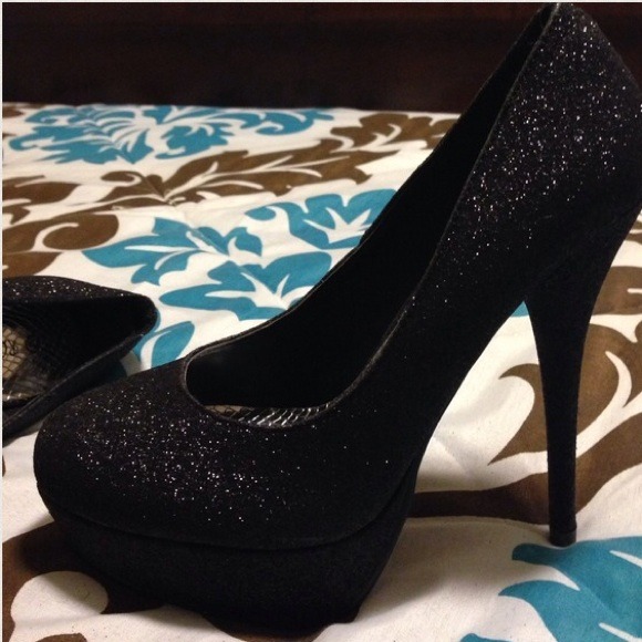 Brand New Glittery Black Pumps!!