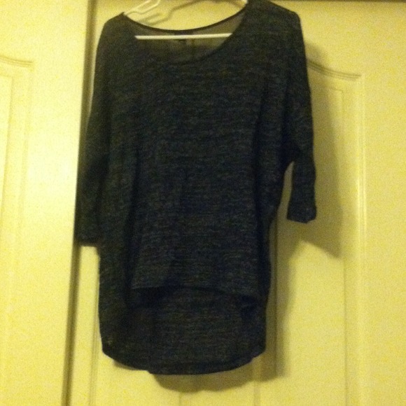 Black quarter sleeve sweater.