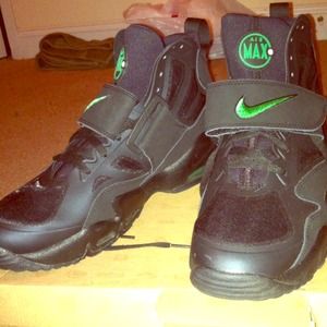 🚫SOLD🚫 Green & Black Nike Air Max Express