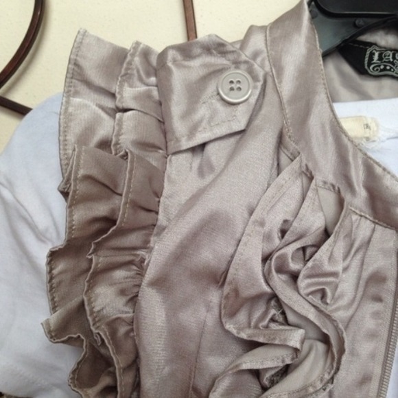 🚫sold 🚫Ruffled gray cap sleeve vest - Picture 2 of 4