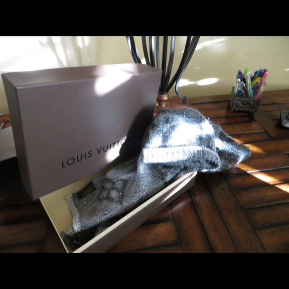 Authentic BNIB Louis Vuitton Mono Hat and Scarf - Picture 2 of 4