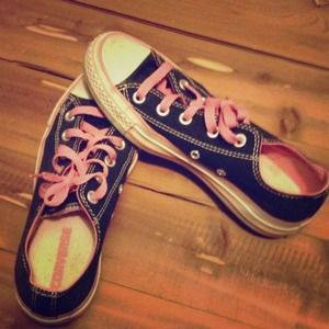 Pink b&w converse
