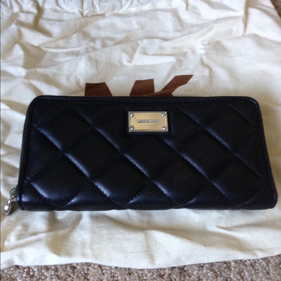 Michael Kors BLK Quilted Wallet