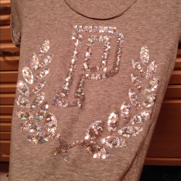 💟💟DONATED💟💟🌺Victorias Secret Tee
