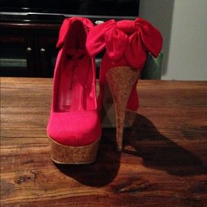 RED BOW HEELS!