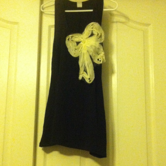 Cute tank top with bow! - Picture 1 of 1