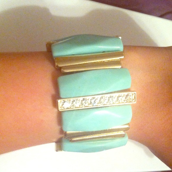 Beautiful turquoise and gold bracelet !