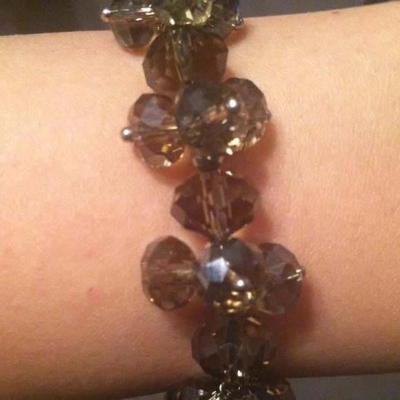 Smokey gray crystal stretch bracelet! 🌸 - Picture 2 of 3