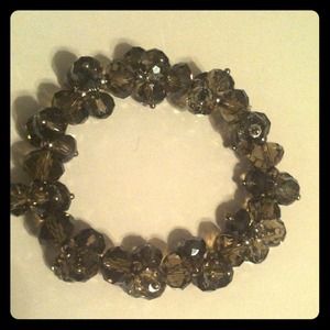 Smokey gray crystal stretch bracelet! 🌸