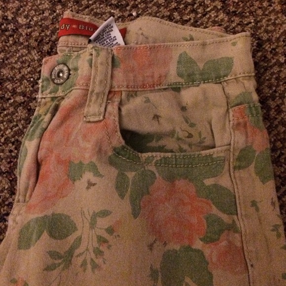 🚫SOLD🚫Floral skinny pants! - Picture 2 of 4