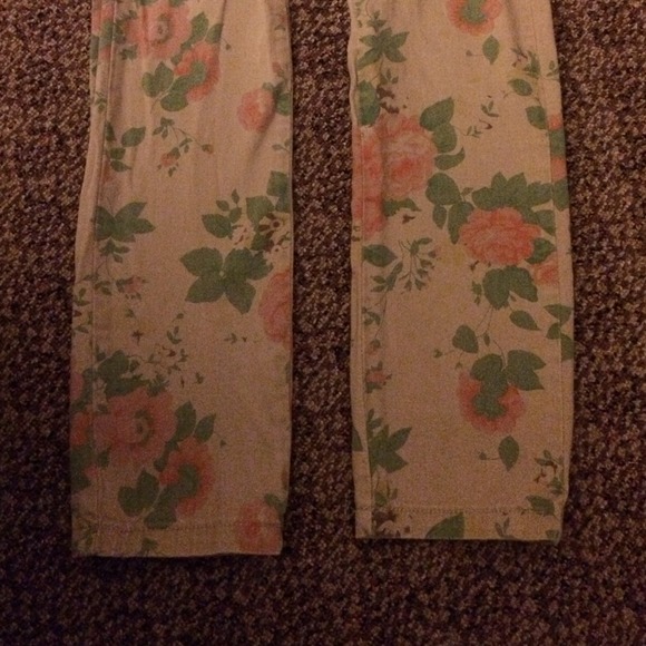 🚫SOLD🚫Floral skinny pants! - Picture 4 of 4