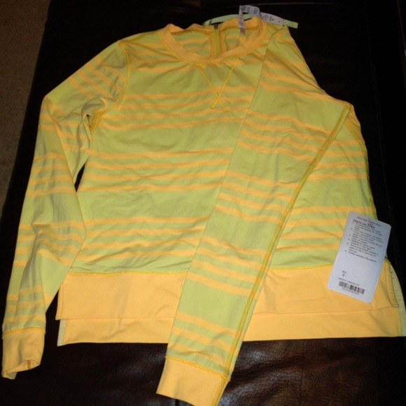 ⚡️⚡️Lululemon yellow stripe pullover⚡️⚡️