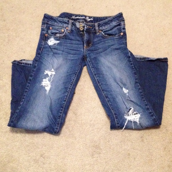 Adorable distressed AE jeans. 💙👍
