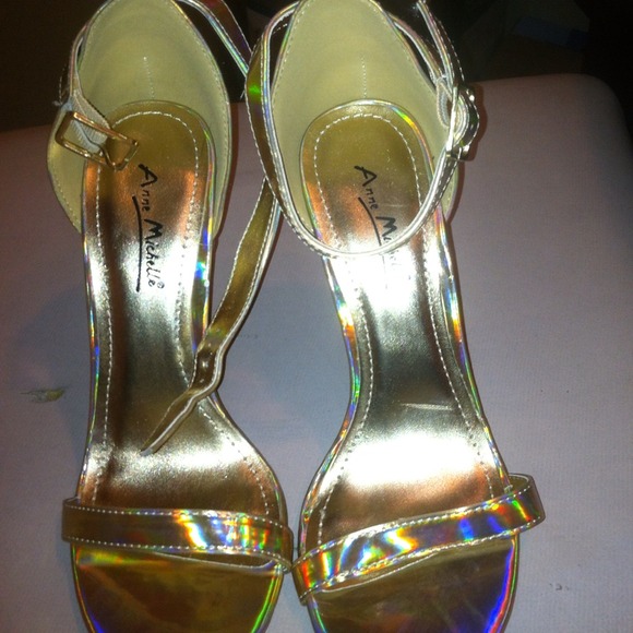 Heels - Picture 2 of 3