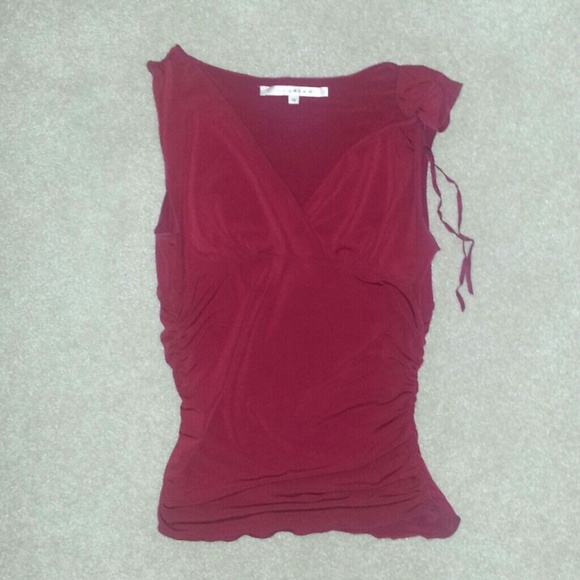 Max studio v-neck top w/rosette detail!